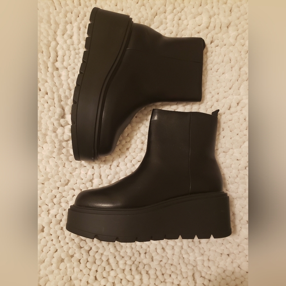 Shoes - Women black platform bootie. Comfortable timeless bootie.